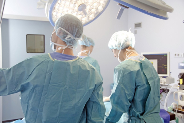 高齢者のがん手術「体の負担で寿命を縮めてしまうことも」