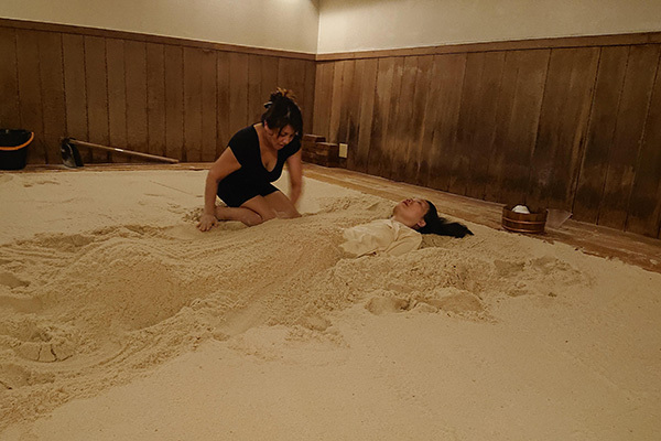 “都内唯一の砂塩風呂”で大量発汗！体の内側からキレイに