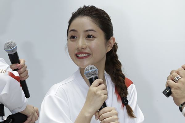 石原さとみ流おしゃれ極太おさげの結い方をプロが解説