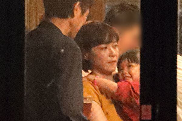 『監察医 朝顔』の打ち上げ会場で子役・加藤柚凪を抱っこする上野。