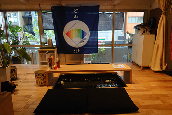 新宿2丁目にある癒し空間、“初心者”も通える「足湯カフェ」