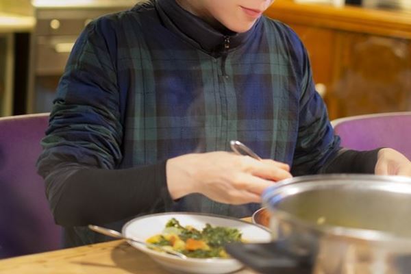 少量の食事でも満腹感を得たい人のための「呼吸の意識法」