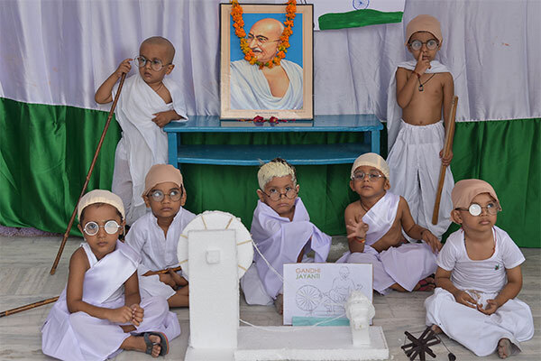 ガンジー生誕150年記念日に遺灰盗まれる 肖像に「裏切り者」とも