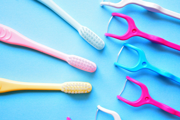 口のにおいの正しいケア…「歯ブラシで“舌磨き”はNG」と医師