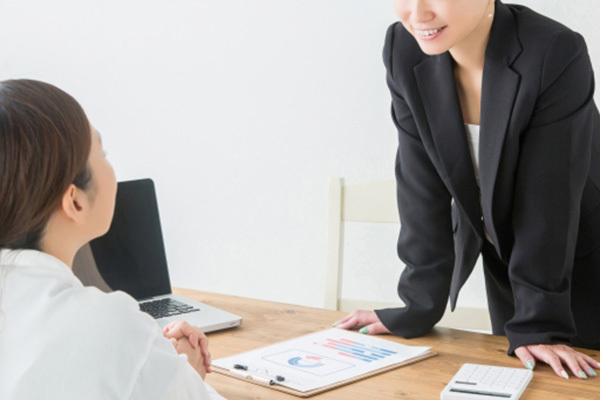 相手のやる気を引き出す「ほめる→アドバイス→ほめる」の会話