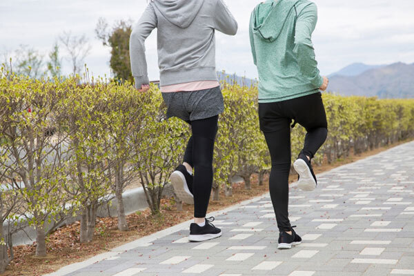 “かかと体重”歩行でむくまない脚づくり、「下肢静脈瘤」予防に