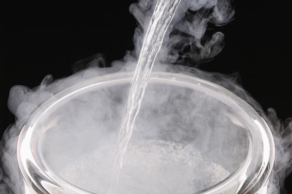 液体窒素を水に注がれ…胆のう摘出に至った女性ホテルを訴える