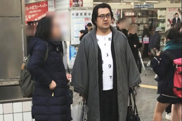 小手伸也 物議を醸した「下北的なノリ」全開の私服コーデ