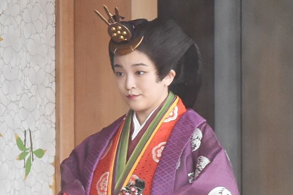 眞子さま十二単に絶賛続々…小室さん結婚延期で1年越し披露
