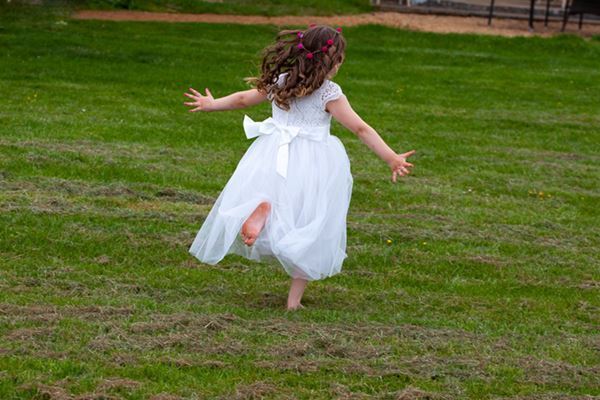 子ども用花嫁衣装は不適切？　オーストラリアで署名合戦