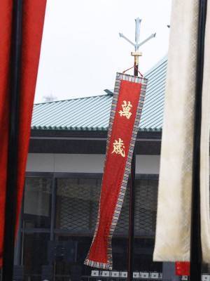 安倍首相の旗が強風で落下…即位の礼で起きていたハプニング