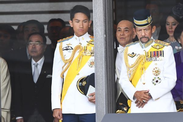 即位式 6分遅れの開始にあったイケメン王子の滑り込み騒動