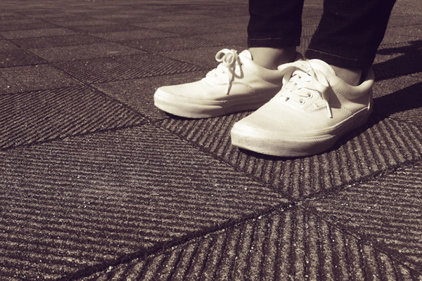 日中は活動的に、靴は底を浅く！「めまい」遠ざける生活習慣