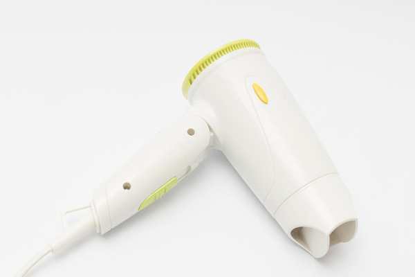 髪を乾かすついでに…1日5分、ドライヤーお灸で冷え性を解消