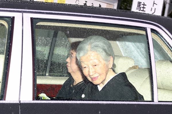 美智子さま 涙の弔問…緒方貞子さんに憧れ続けたご交流70年