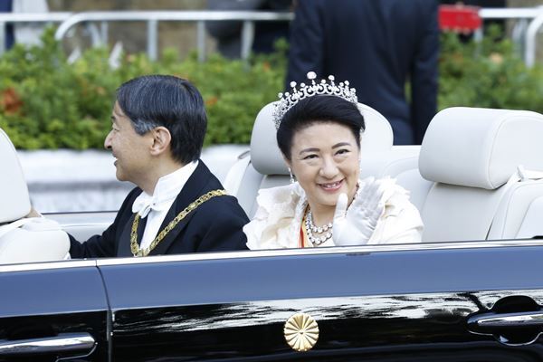 雅子さま　パレードでも涙ぬぐわれ…もらい泣きする人も続出