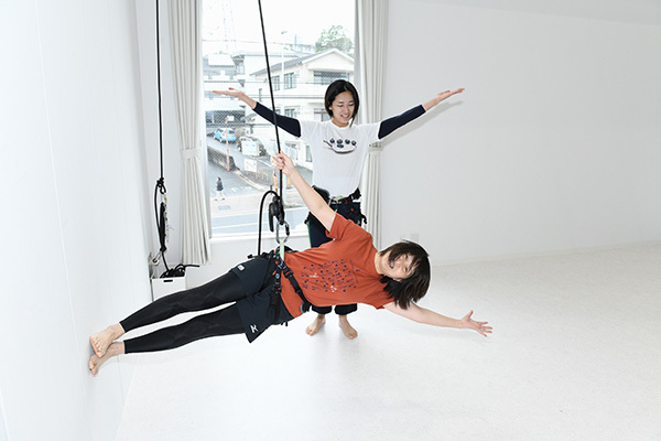 スパイダーマンみたいに壁を歩ける!?話題のバーティカルダンス