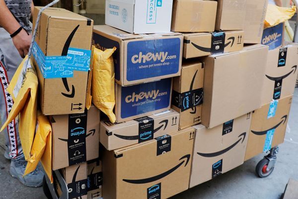 玄関先にお菓子が…Amazonの配達員のかわいい反応に注目集まる