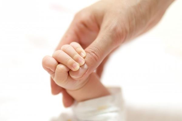 生きたまま葬られた赤ちゃん インドで絶えない女性蔑視の悲劇