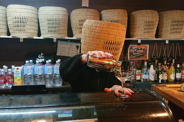 新宿にオープン！坊主さんがカクテルを作る異色「虚無僧バー」