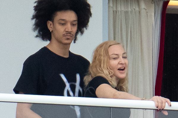 マドンナに新恋人？　35歳下のバックダンサーと親密ショット