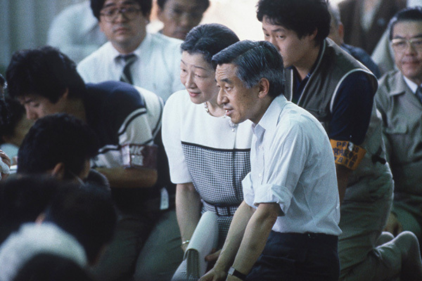 陛下が膝つくとは…美智子さまと貫かれた平成流の被災地ご訪問