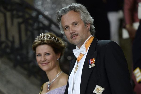 ケヴィン・スペイシー告発していたノルウェー王女の元夫が自殺