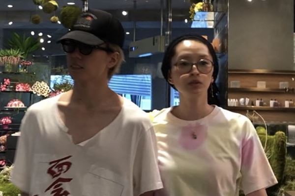 島袋寛子　12歳下夫と手つなぎデート【2019ベストスクープ】