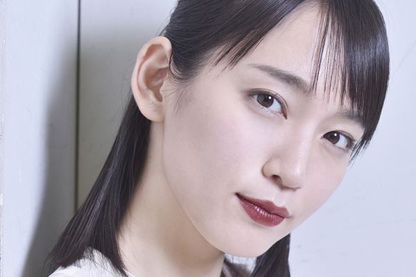 吉岡里帆明かす「小学校は人前に出るのが苦手な子どもでした」