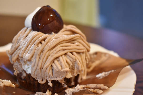 スイーツ2択クイズ　モンブランといちごタルト、太るのは？