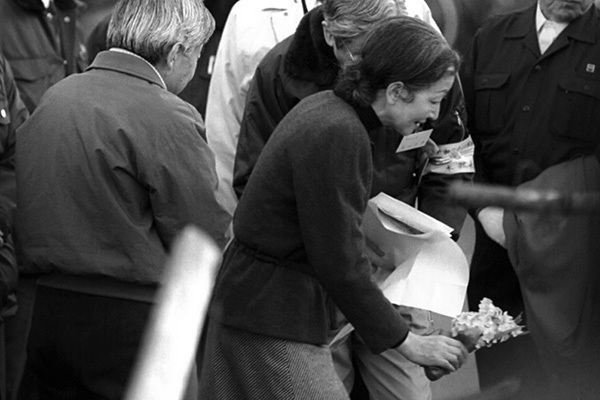 震災倒壊した生花店を14年後再開 勇気与えた美智子さまの花束