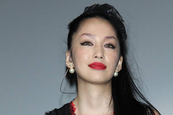 中島美嘉パリ公演中止に擁護の声…明言避ける運営側に批判も