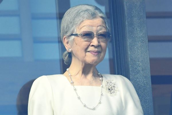 美智子さま　上皇陛下のお手振りを制止…新年参賀の衝撃場面