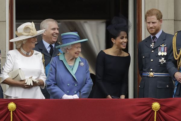 カミラ夫人［左］とヘンリー王子夫妻［右］／（写真：AP/アフロ）