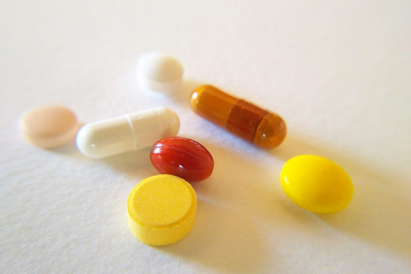 サプリと治療薬の併用に医師が警鐘、うつ症状起こす危険も