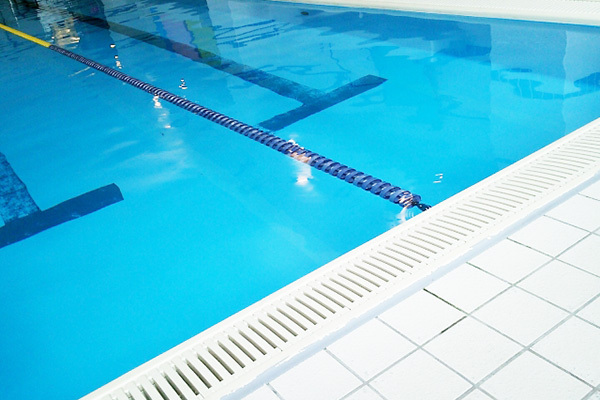 絶対休めない医師は、風邪かな？と思ったらプールに入っている