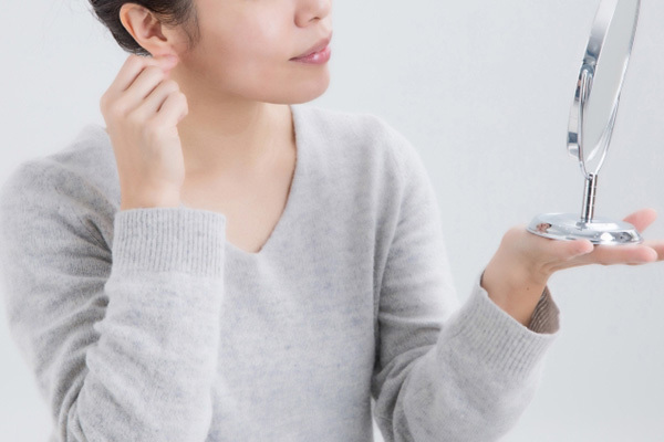 耳たぶをくるくるすると首まわりがラクに!?専門家が原理を解説