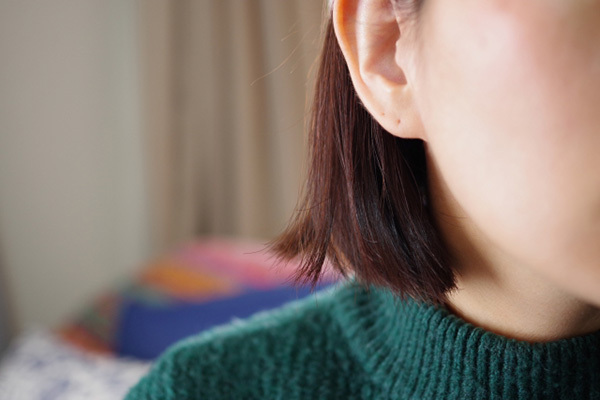 「顔のたるみ対策に」と専門家、耳たぶのリンパを流す方法