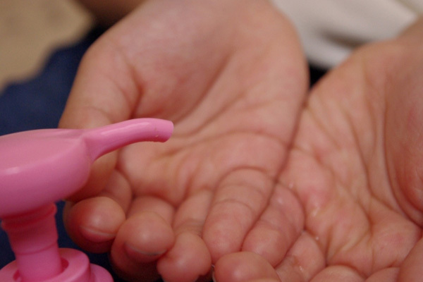 開発進む新型肺炎ワクチン 完成までアルコール70％で消毒を