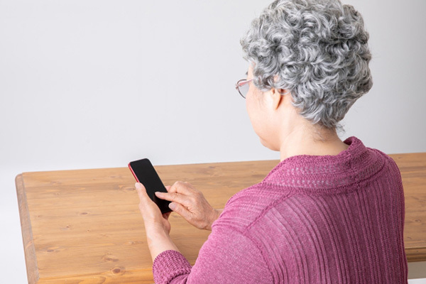 年間2千件超！高齢世代に多い「格安スマホ」の不満とは