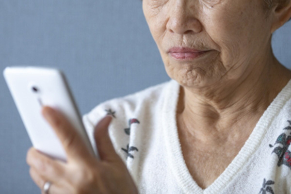 サポート薄く…高齢者が陥りやすい「格安スマホ」の落とし穴