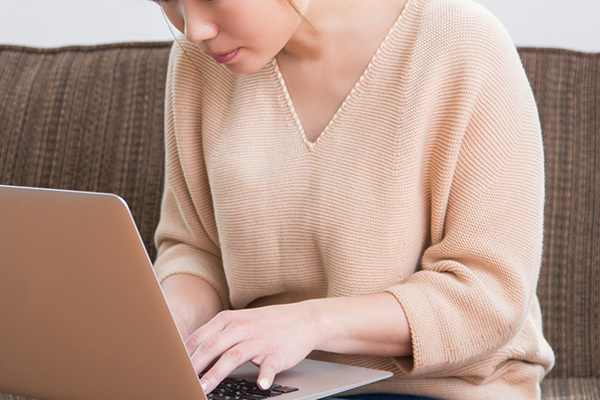 原因はスマホ、パソコン…「IT猫背」が招く“隠れ酸欠”