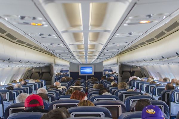 座席倒しを後ろからパンチされ続け…女性が怒りの告発