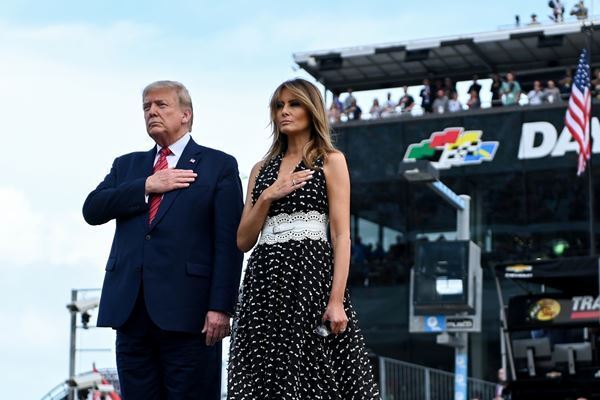 トランプ陣営「エアフォースワン」写真使い回す、批判殺到で削除