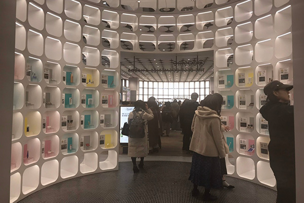 人気コスメが一堂に「アットコスメ」旗艦店は美容テーマパーク