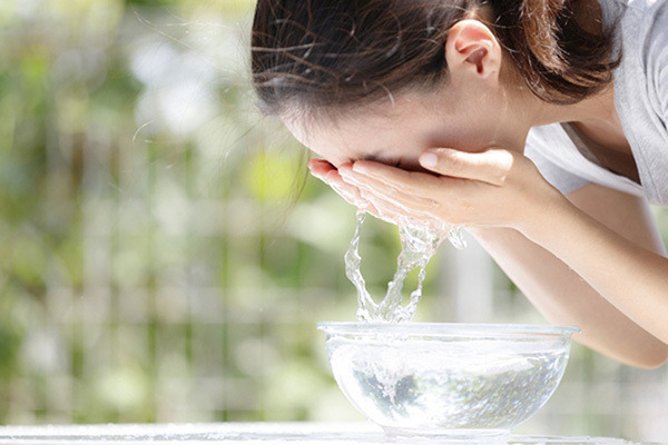 花粉を家に持ち込まないための「帽子で外出＋徹底洗顔」