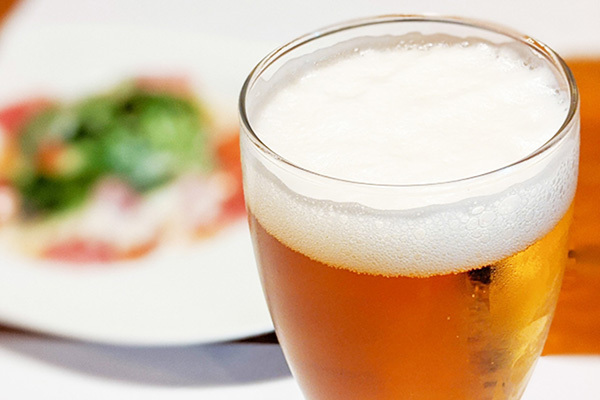 花粉症の時期に「夕食時の飲酒」控えるべき理由は“脱水状態”