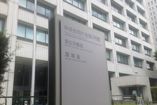 政府が集団感染場所を明言も「満員電車は？」疑問の声続出