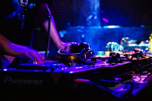 手越祐也がクラブで豪遊！NEWSツアー延期も美女2人とVIPへ