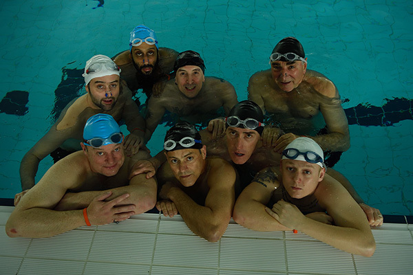 メタボ体形の中年男性が必死にもがく姿を描くシンクロ映画